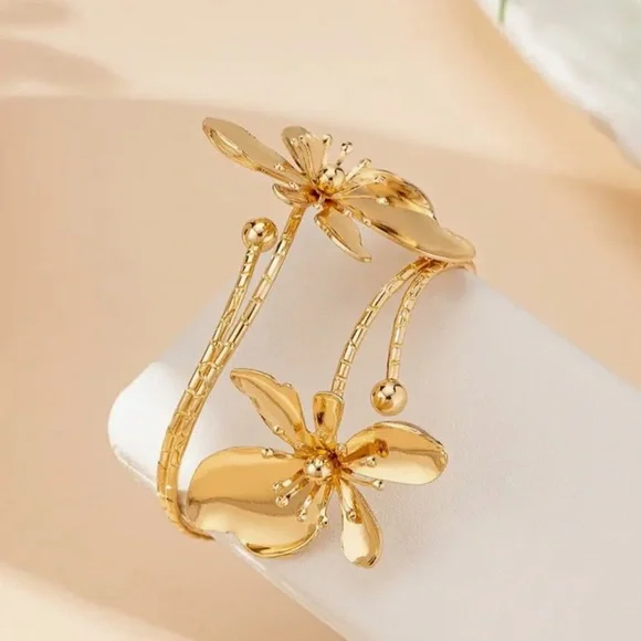 Gold Floral Bracelet - Picture 5 of 8